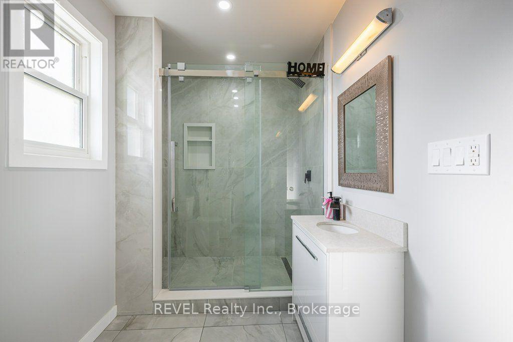 165 East West Line, Niagara-On-The-Lake (Lakeshore), ON - Indoor Photo Showing Bathroom