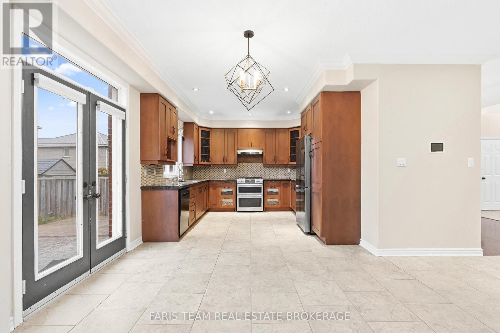 3 Prince William Way, Barrie, ON - Indoor Photo Showing Kitchen