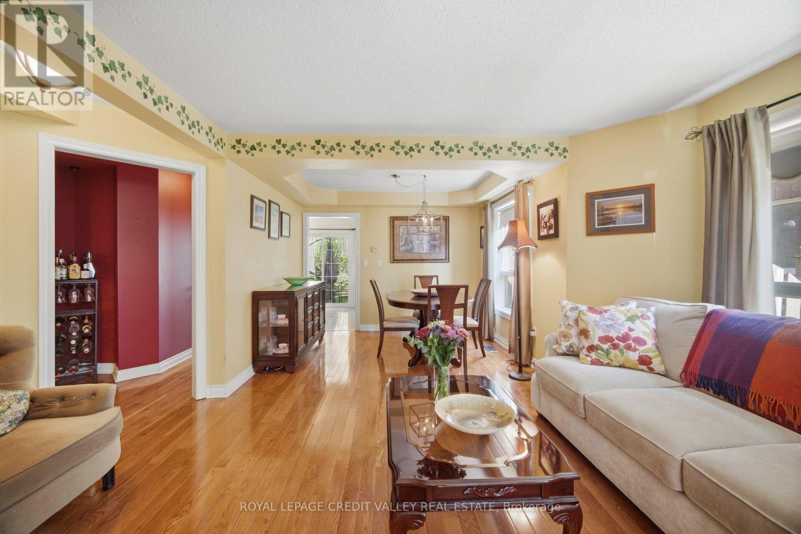 8 Pressed Brick Drive, Brampton, ON - Indoor Photo Showing Living Room