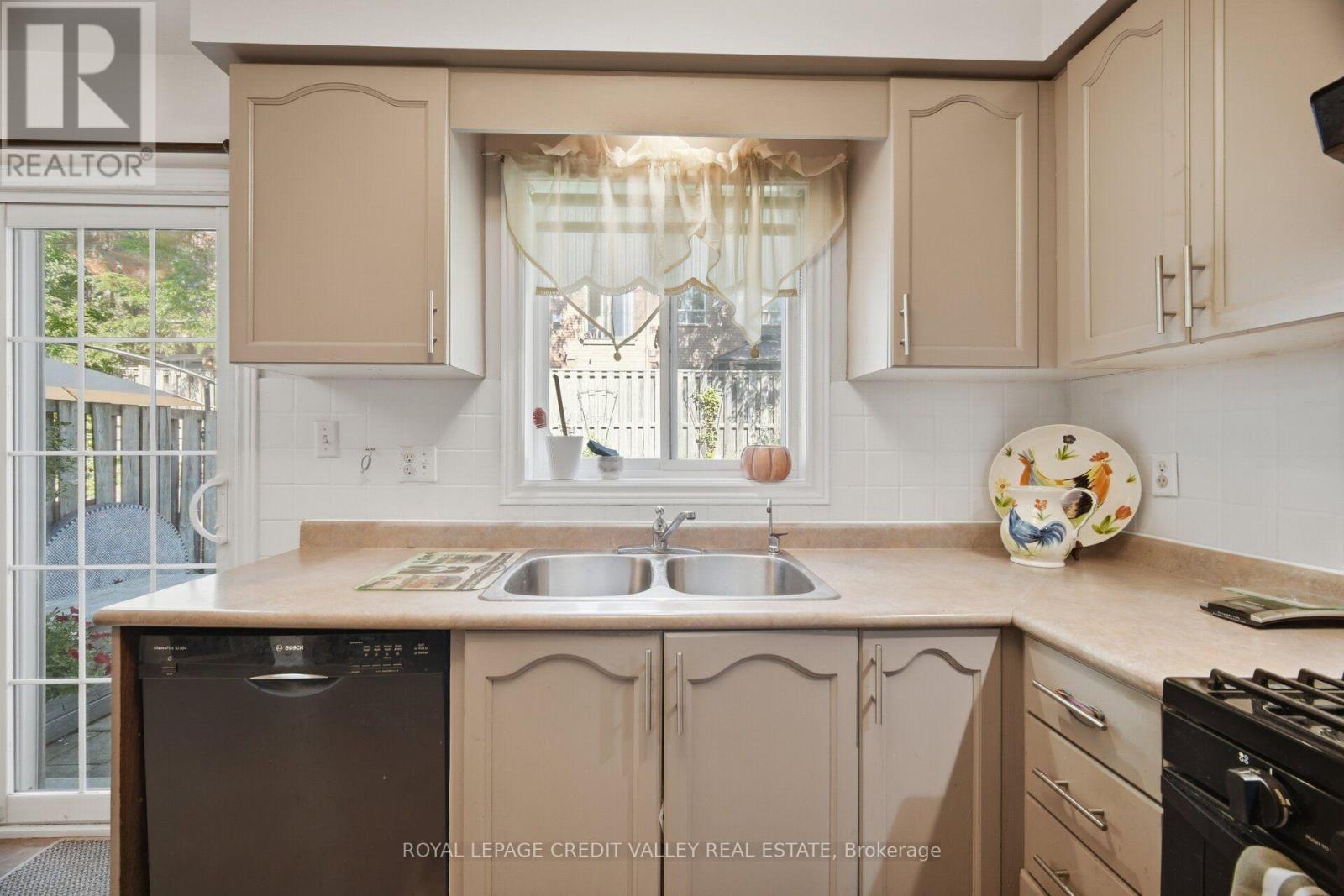 8 Pressed Brick Drive, Brampton, ON - Indoor Photo Showing Kitchen With Double Sink
