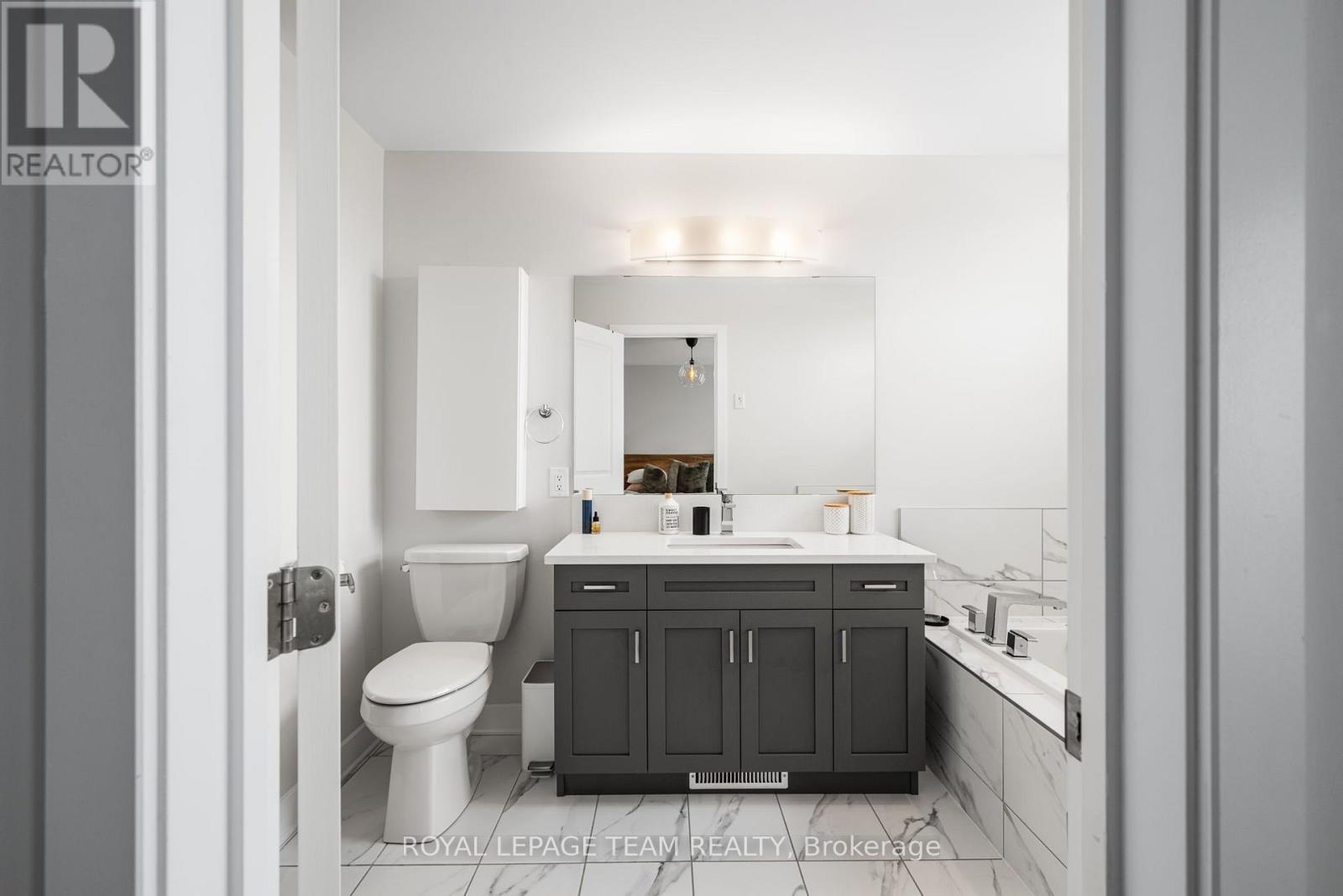 Primary Bedroom En-Suite - 800 Solarium Avenue, Ottawa, ON - Indoor Photo Showing Bathroom