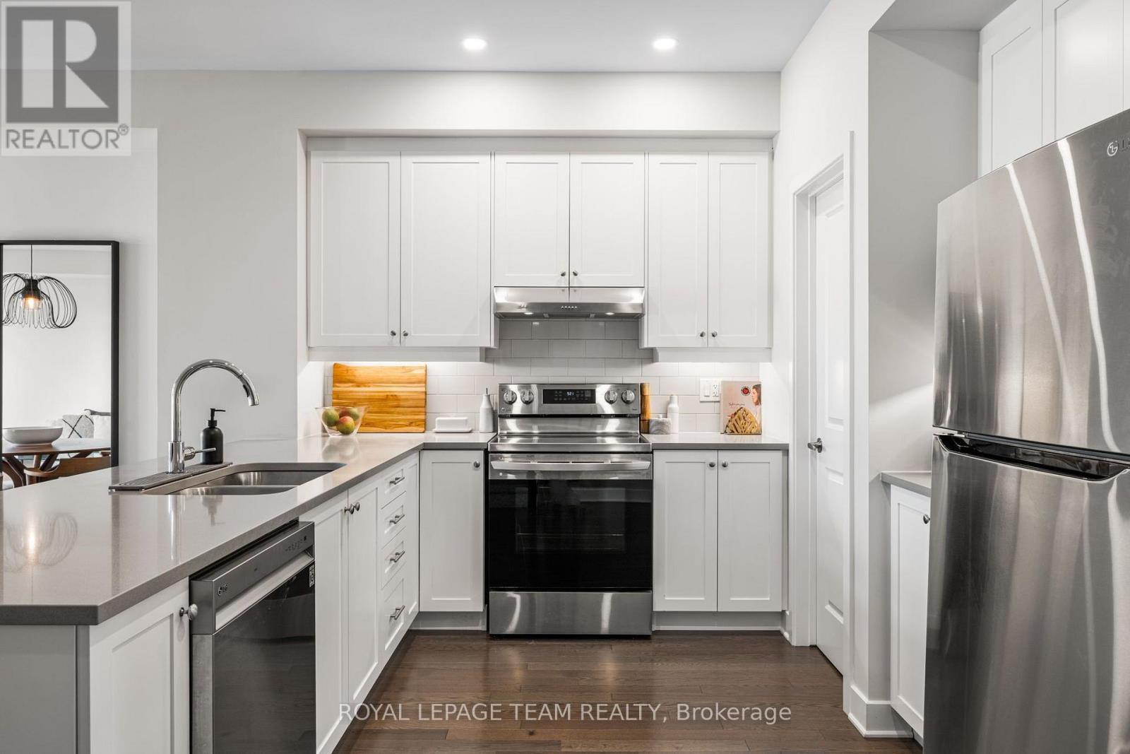 Kitchen - 800 Solarium Avenue, Ottawa, ON - Indoor Photo Showing Kitchen With Double Sink With Upgraded Kitchen