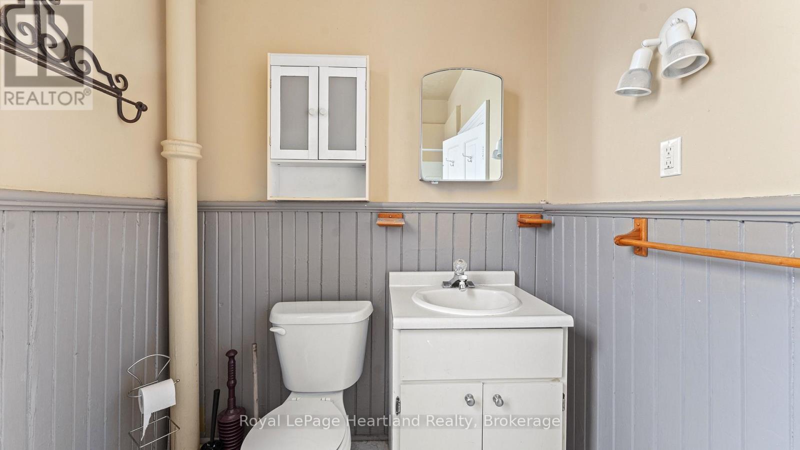 190 Albert Street, Central Huron (Clinton), ON - Indoor Photo Showing Bathroom