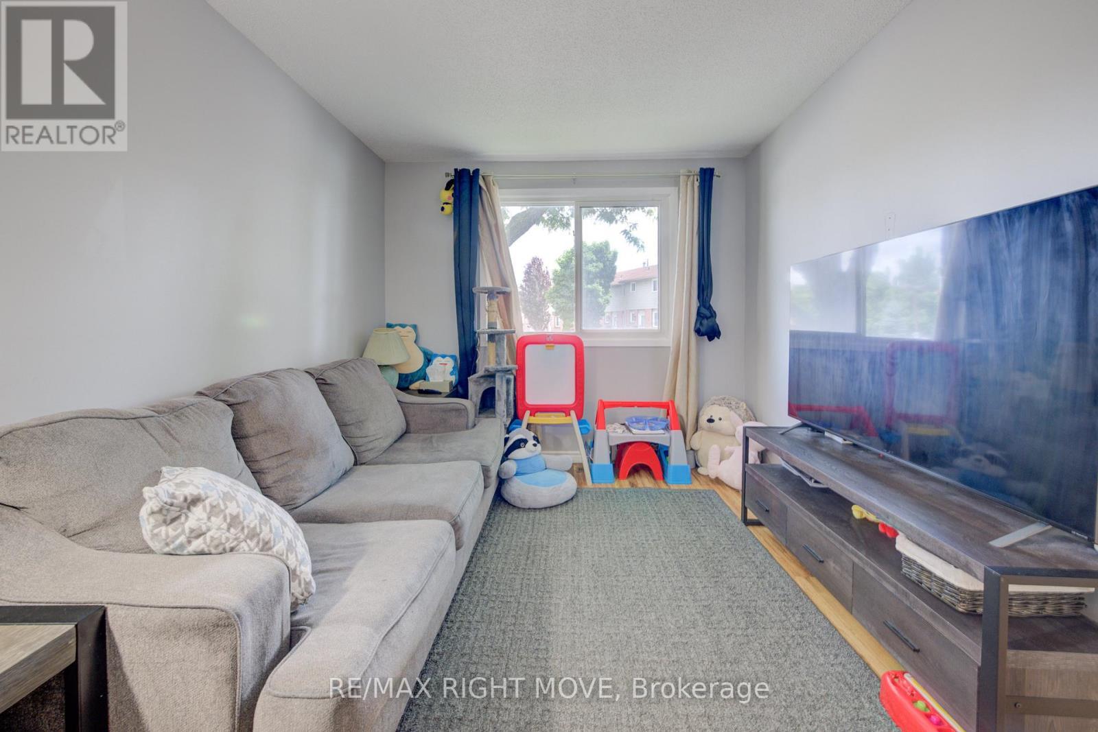 3 - 486 Springbank Avenue N, Woodstock, ON - Indoor Photo Showing Living Room