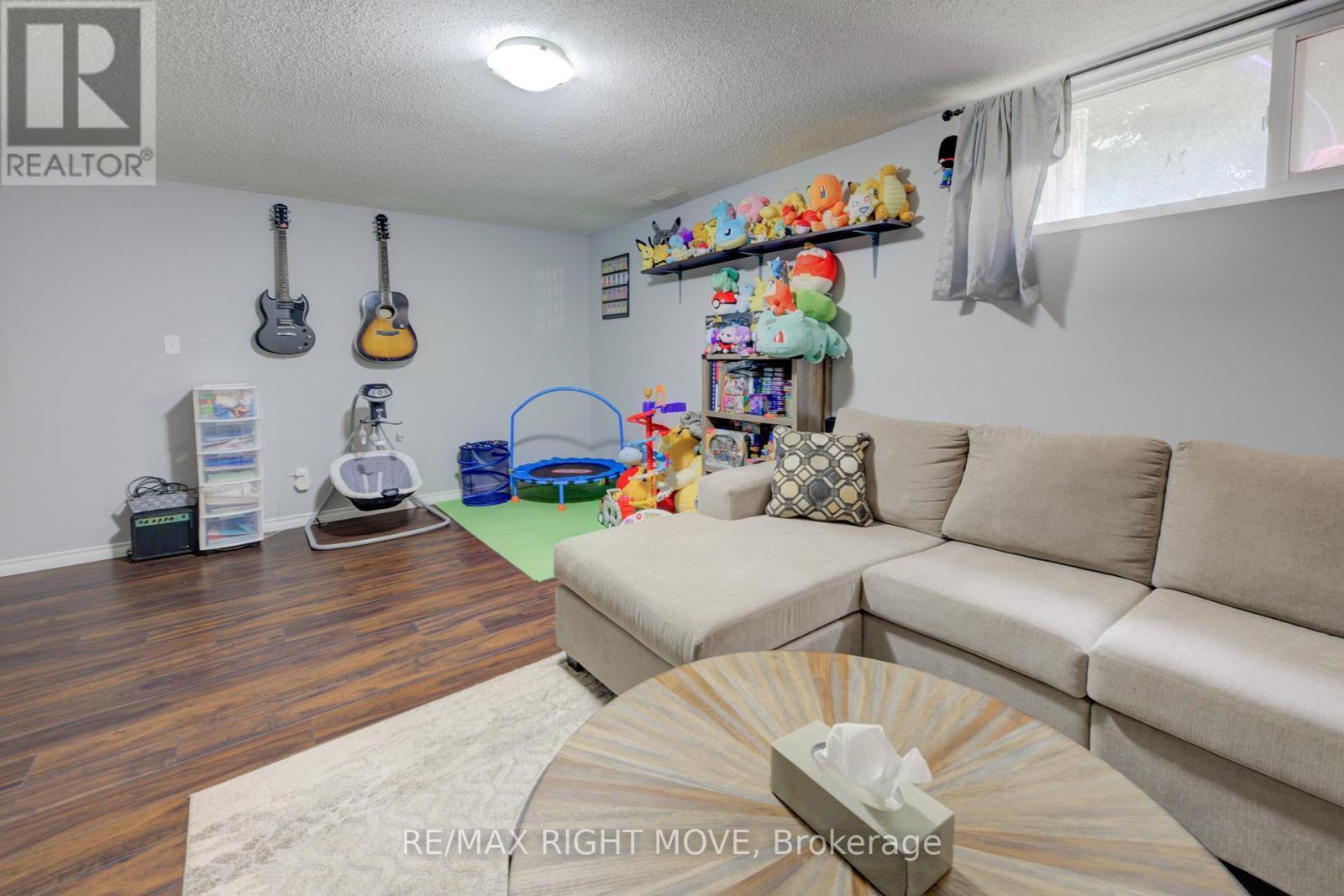 3 - 486 Springbank Avenue N, Woodstock, ON - Indoor Photo Showing Living Room