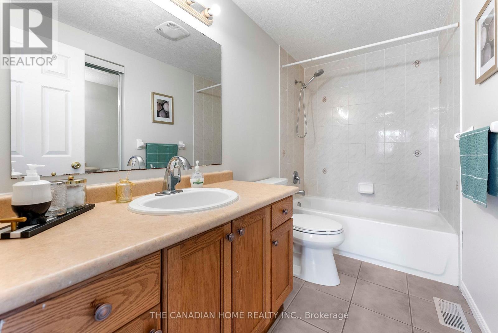 500 Robert Ferrie Drive, Kitchener, ON - Indoor Photo Showing Bathroom