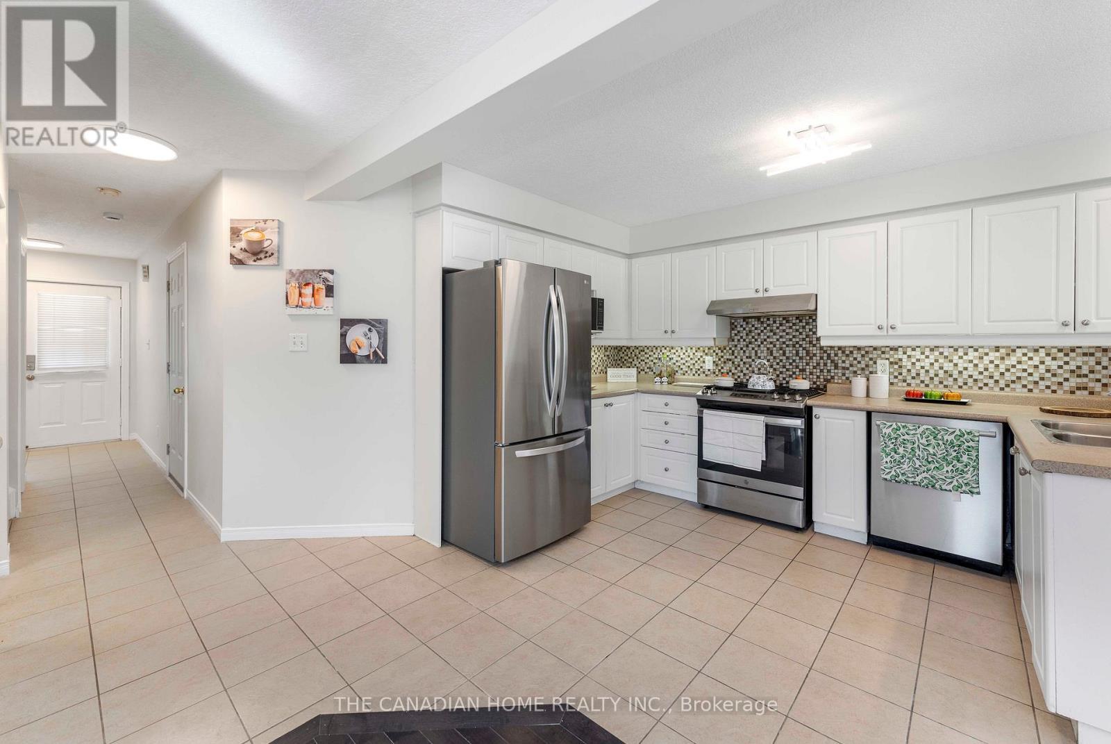 500 Robert Ferrie Drive, Kitchener, ON - Indoor Photo Showing Kitchen
