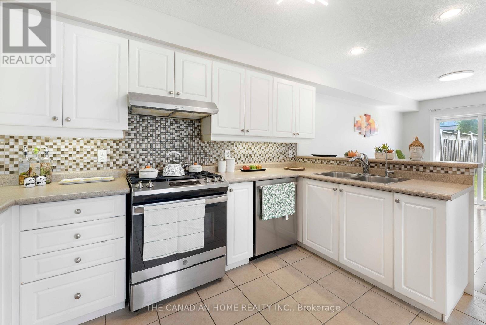 500 Robert Ferrie Drive, Kitchener, ON - Indoor Photo Showing Kitchen With Double Sink