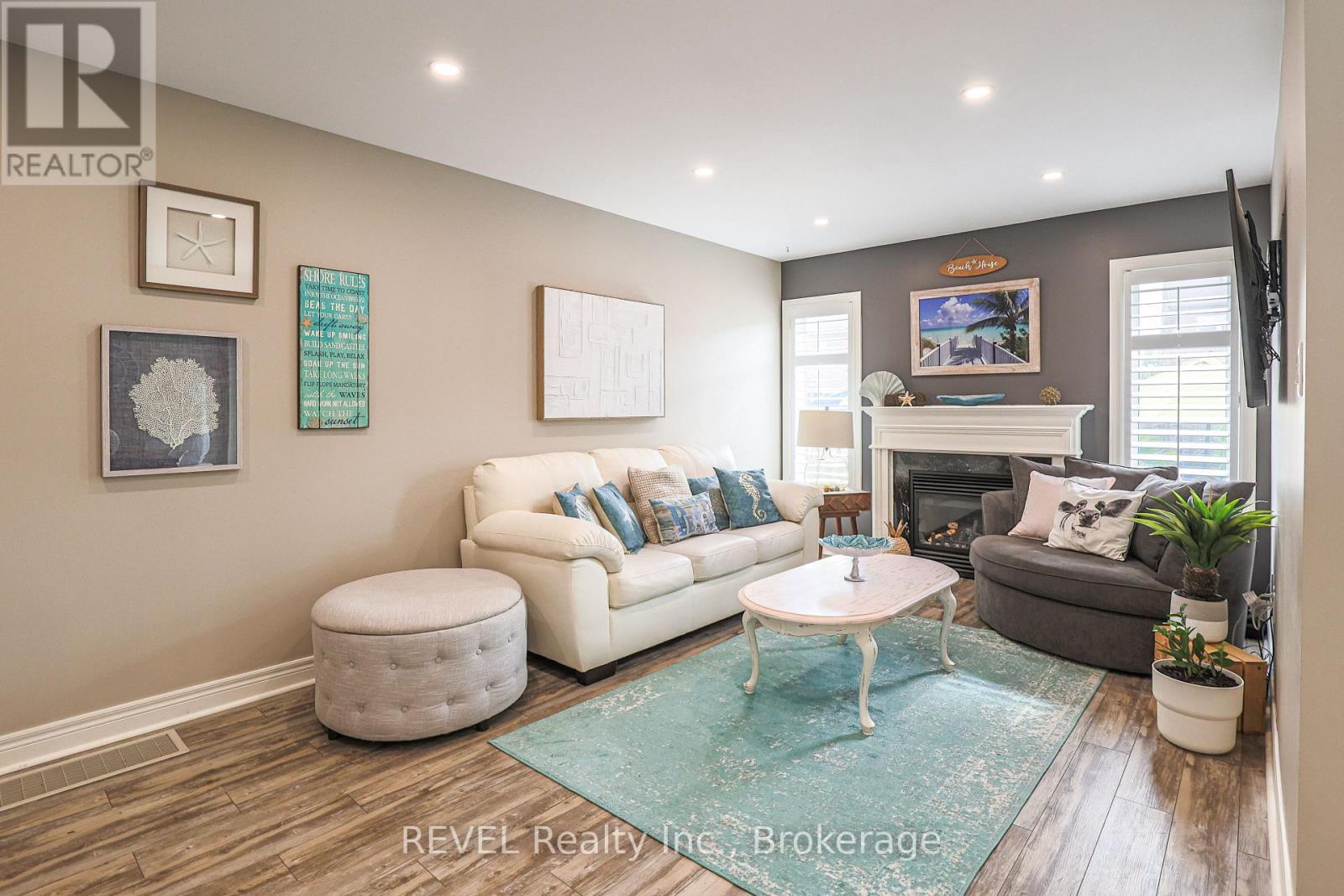 12 Colonel Lyall Street, St. Catharines (Secord Woods), ON - Indoor Photo Showing Living Room With Fireplace