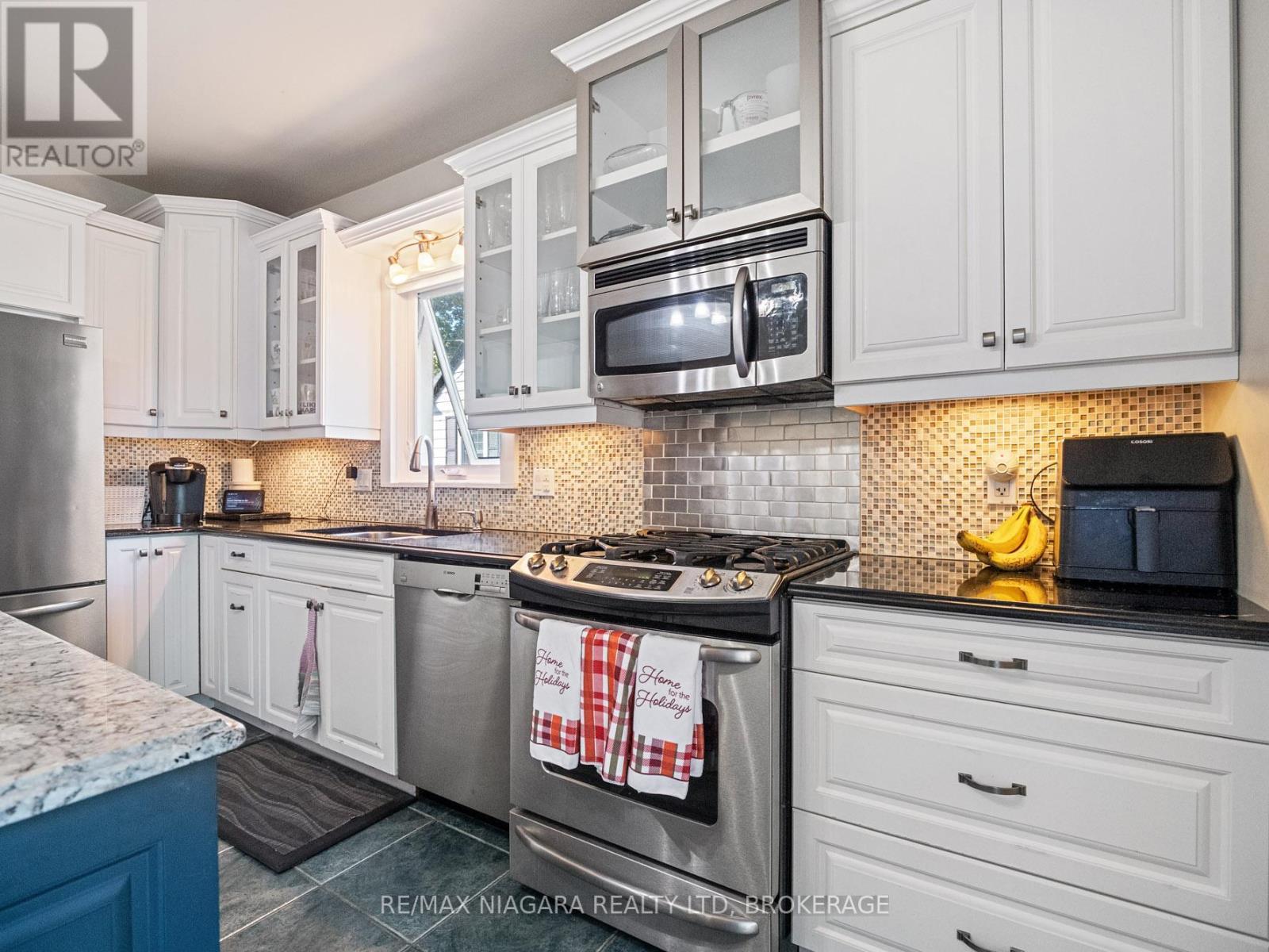 18 Emerick Avenue, Fort Erie (Central), ON - Indoor Photo Showing Kitchen With Upgraded Kitchen