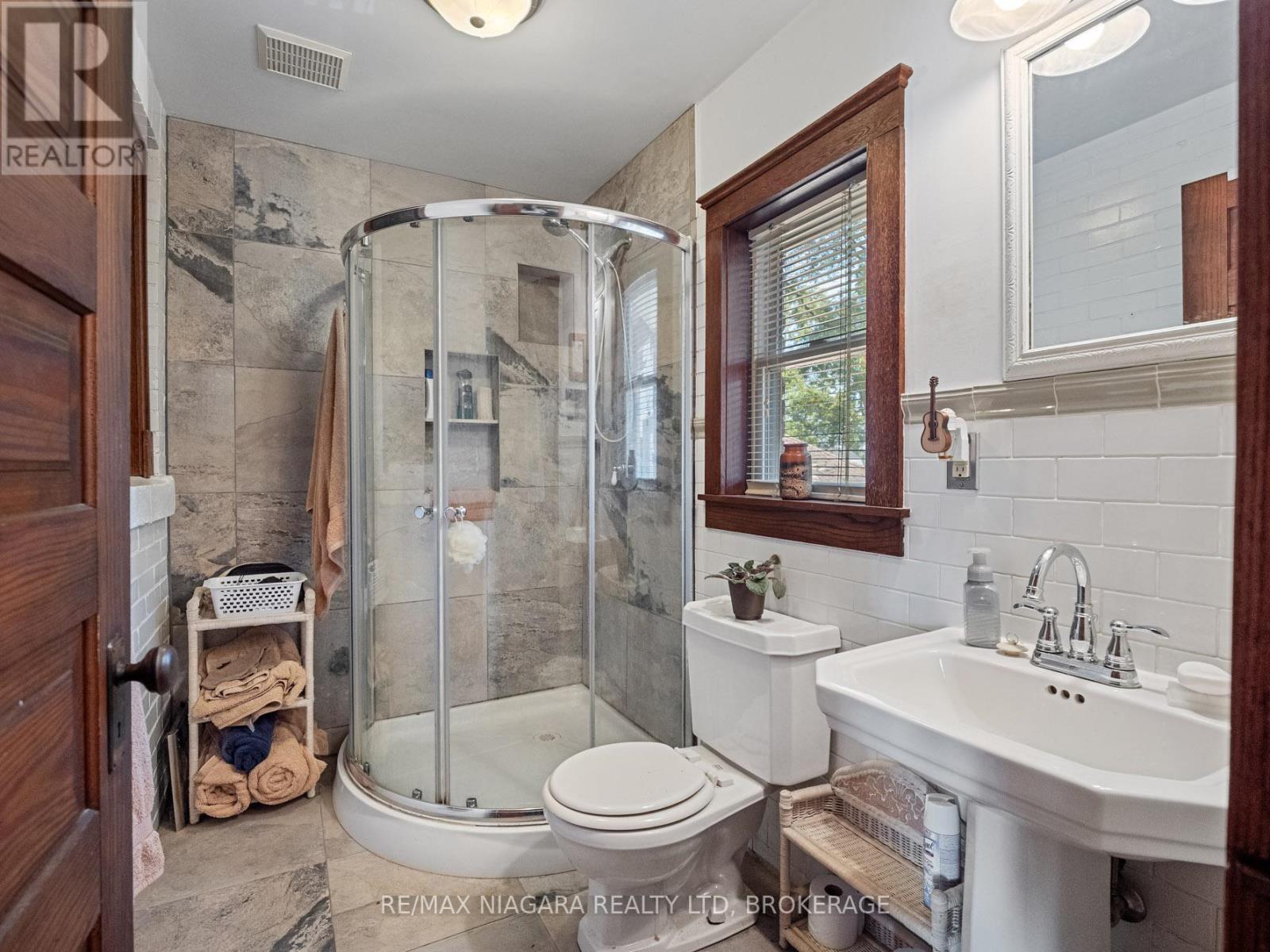 18 Emerick Avenue, Fort Erie (Central), ON - Indoor Photo Showing Bathroom