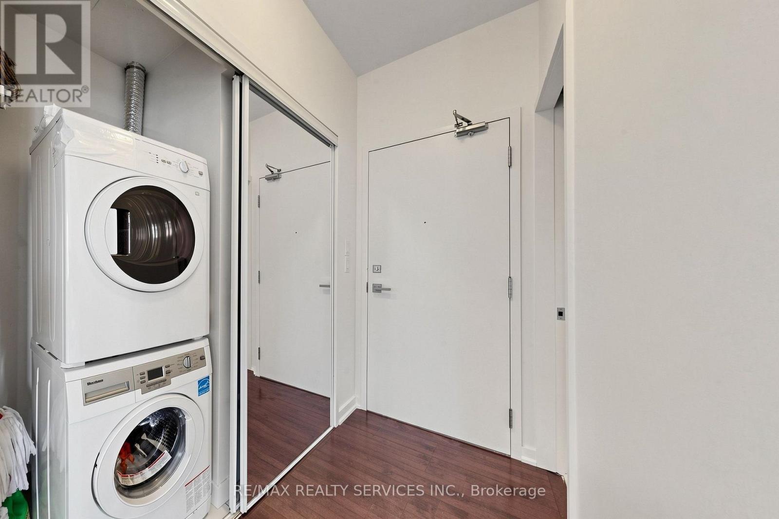 407 - 12 York Street, Toronto, ON - Indoor Photo Showing Laundry Room