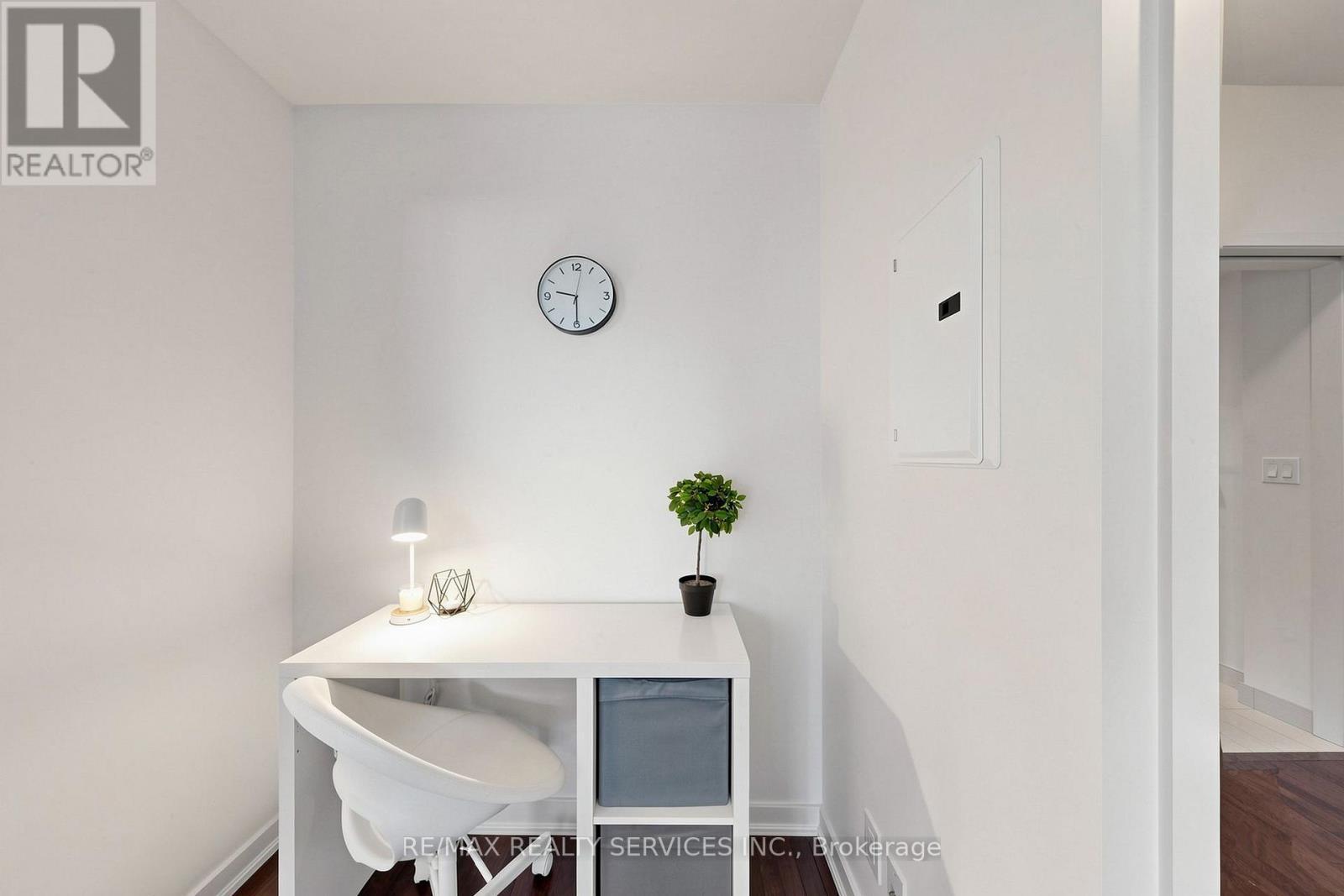 407 - 12 York Street, Toronto, ON - Indoor