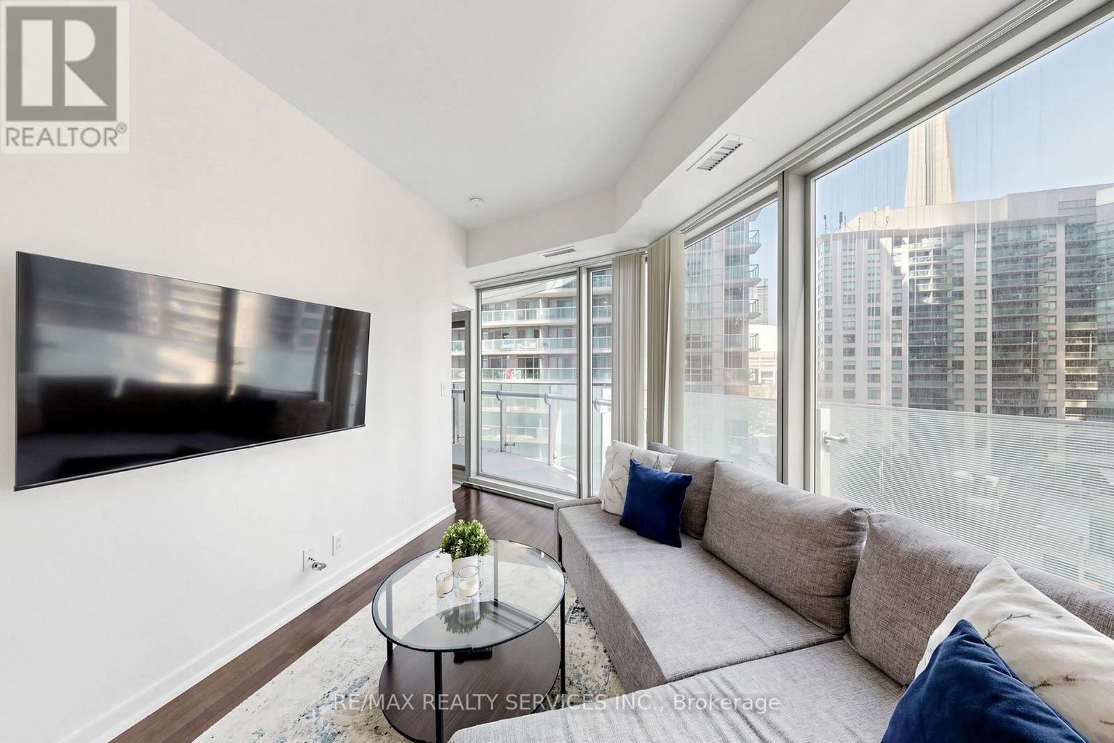 407 - 12 York Street, Toronto, ON - Indoor Photo Showing Living Room