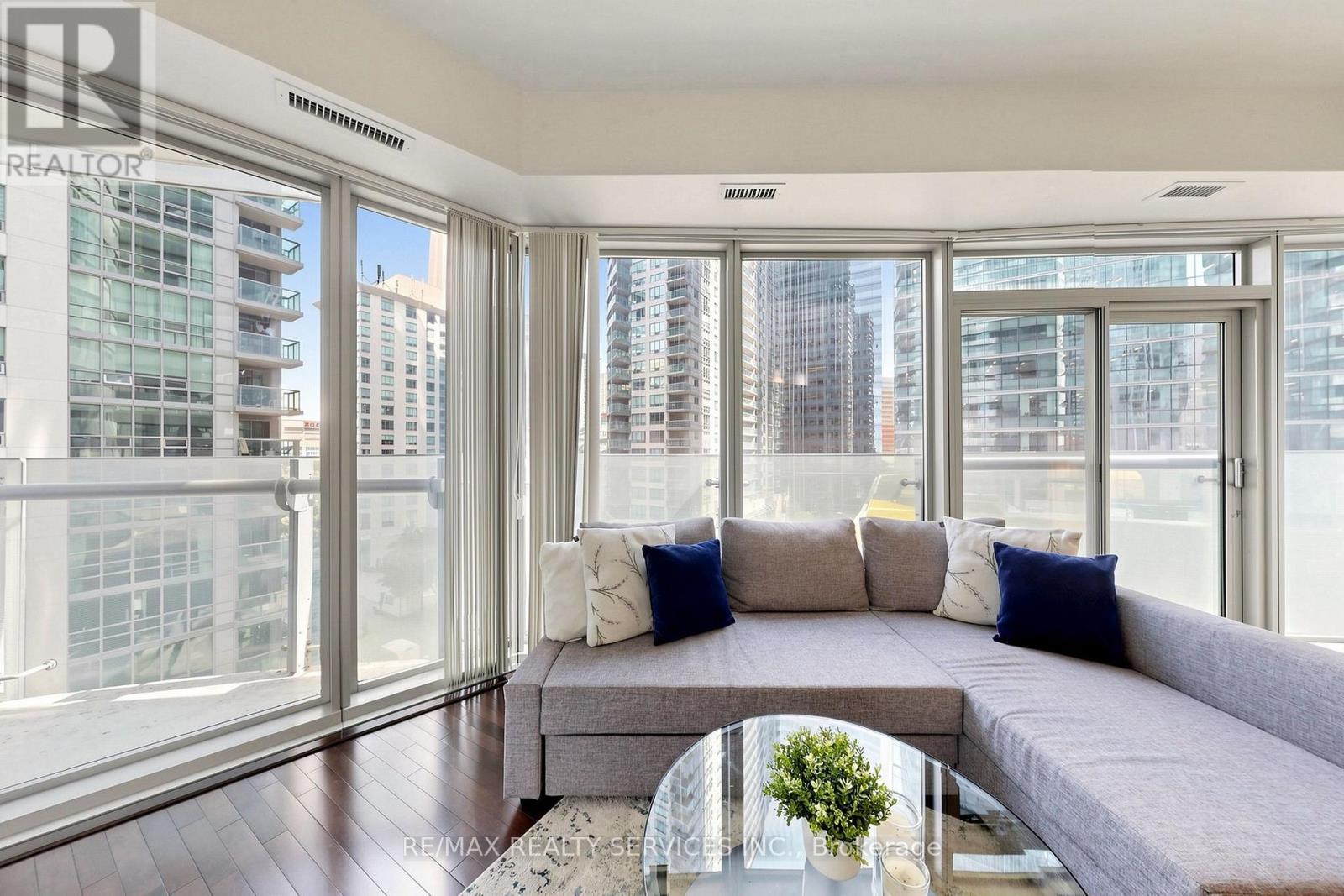 407 - 12 York Street, Toronto, ON - Indoor Photo Showing Living Room