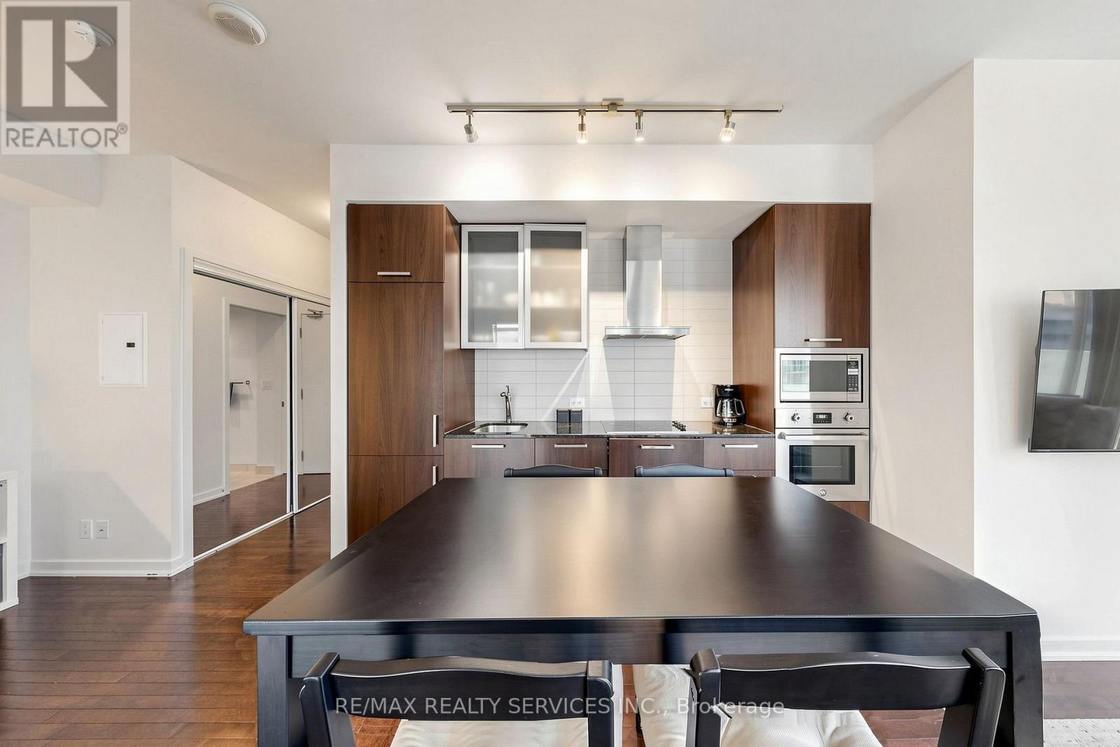 407 - 12 York Street, Toronto, ON - Indoor