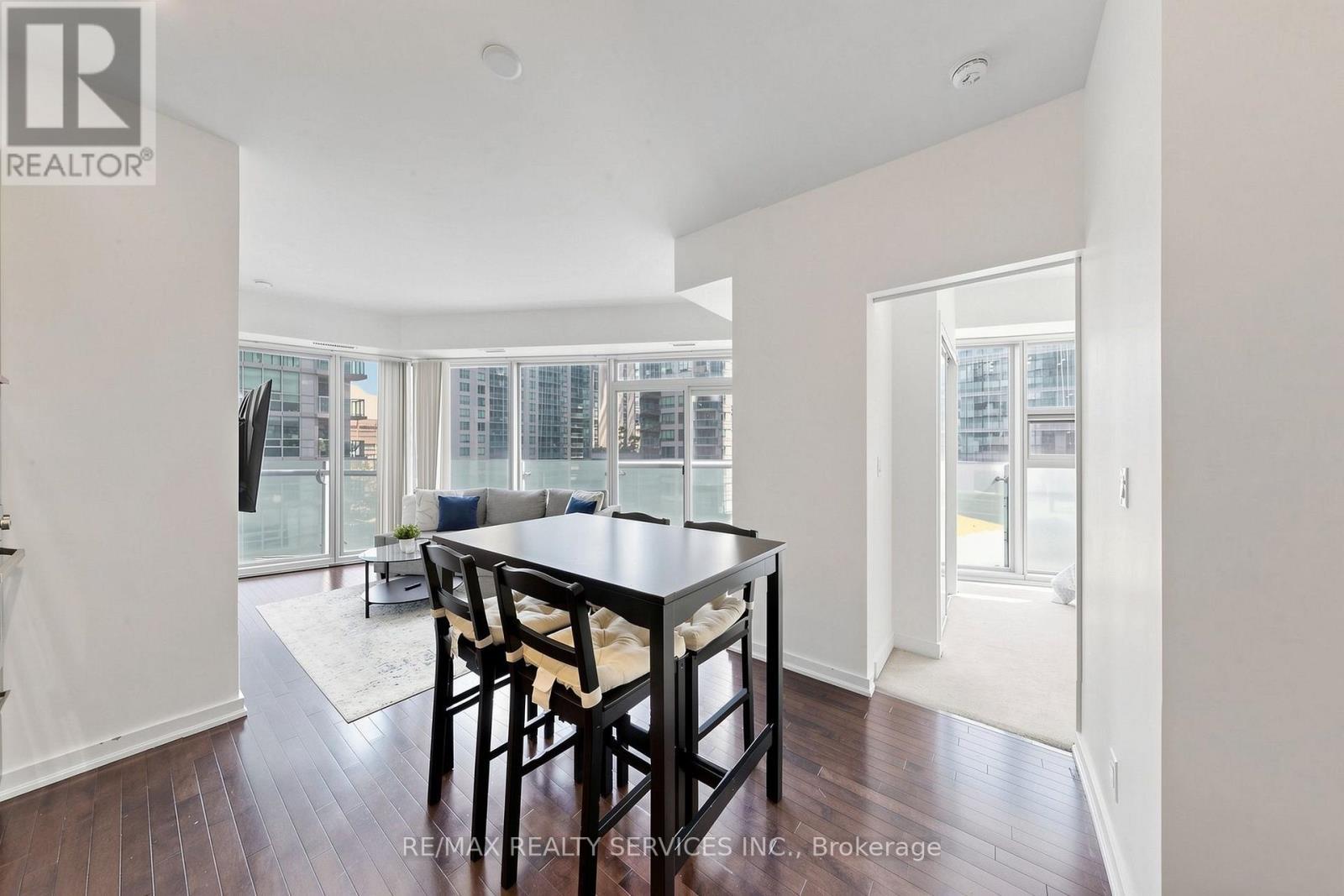 407 - 12 York Street, Toronto, ON - Indoor