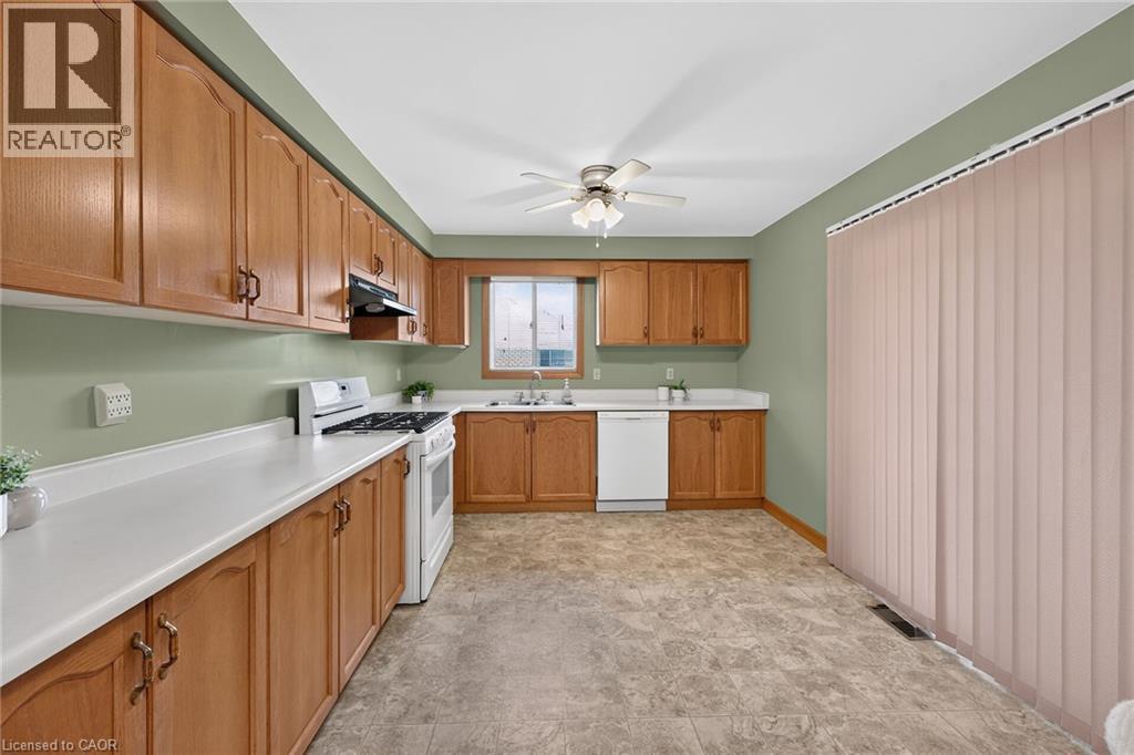 19 Country Club Road, Cayuga, ON - Indoor Photo Showing Kitchen
