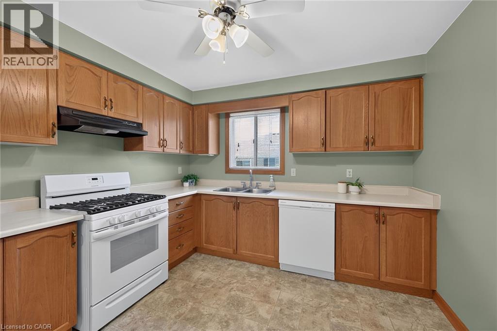 19 Country Club Road, Cayuga, ON - Indoor Photo Showing Kitchen With Double Sink