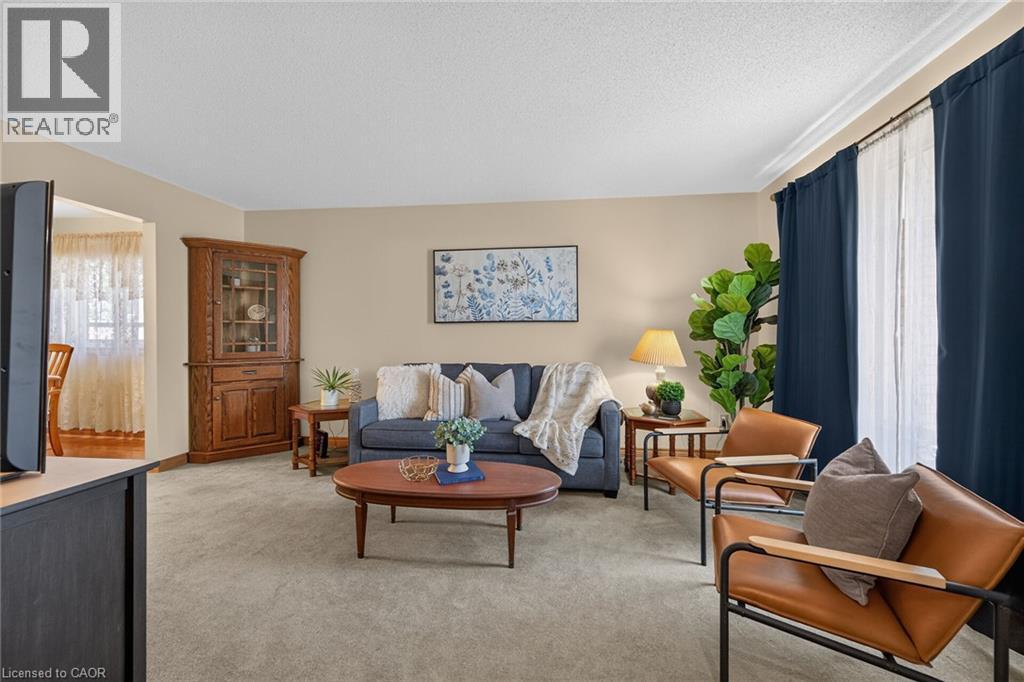 19 Country Club Road, Cayuga, ON - Indoor Photo Showing Living Room