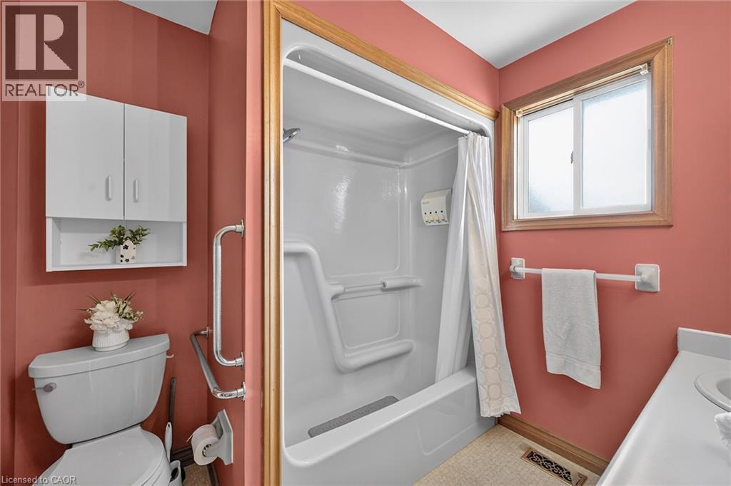 19 Country Club Road, Cayuga, ON - Indoor Photo Showing Bathroom