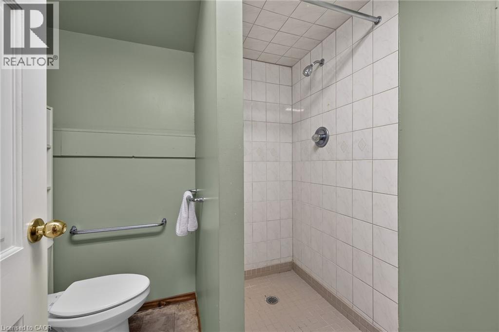 19 Country Club Road, Cayuga, ON - Indoor Photo Showing Bathroom
