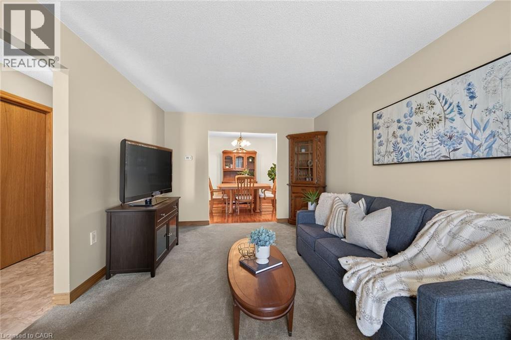 19 Country Club Road, Cayuga, ON - Indoor Photo Showing Living Room