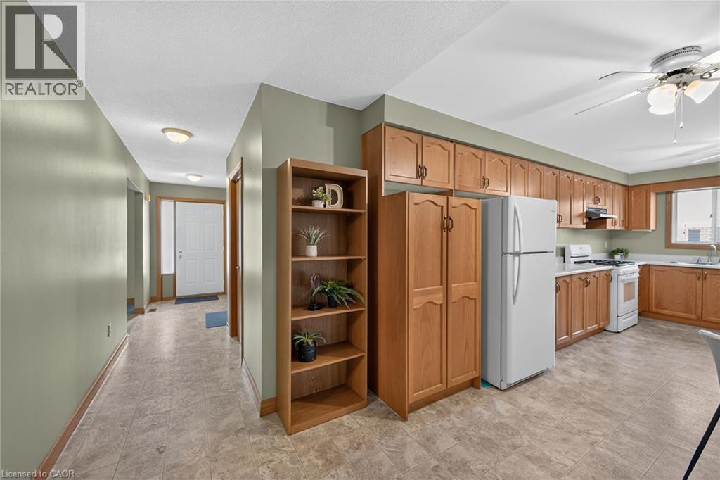 19 Country Club Road, Cayuga, ON - Indoor Photo Showing Kitchen