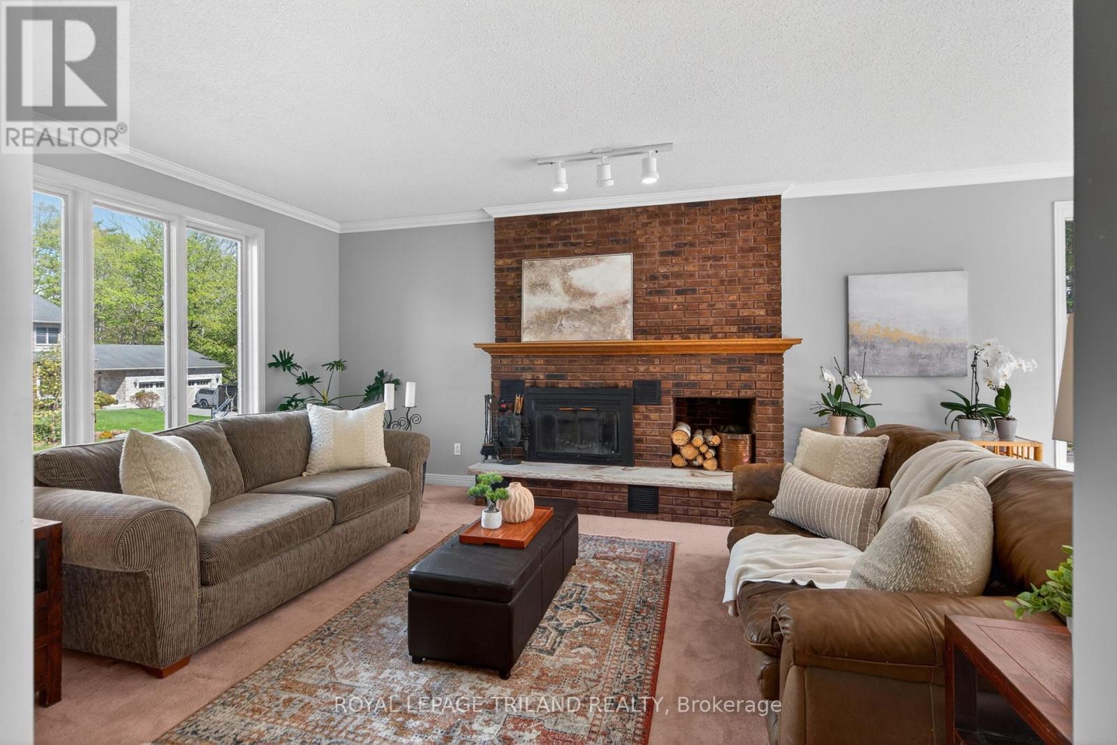 83 Blackburn Crescent, Middlesex Centre (Kilworth), ON - Indoor Photo Showing Living Room With Fireplace