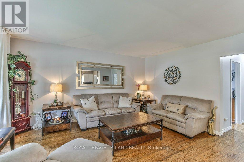 15 Talavera Crescent, London East (East I), ON - Indoor Photo Showing Living Room