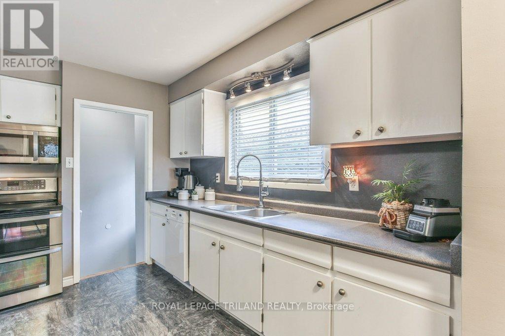 15 Talavera Crescent, London East (East I), ON - Indoor Photo Showing Kitchen With Double Sink
