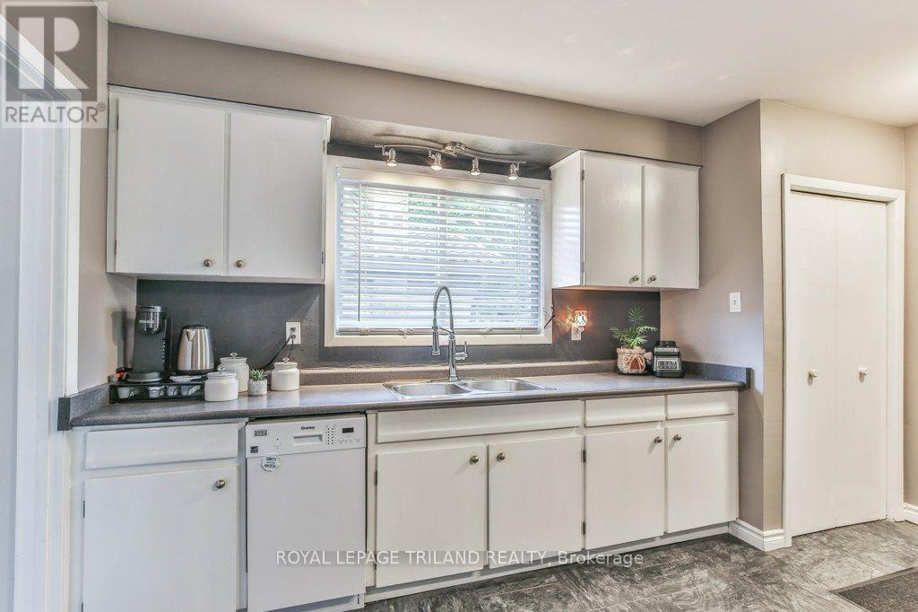 15 Talavera Crescent, London East (East I), ON - Indoor Photo Showing Kitchen With Double Sink