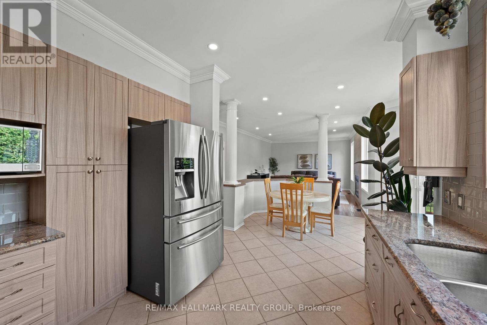 2104 Sandy Oaks Drive, Ottawa, ON - Indoor Photo Showing Kitchen