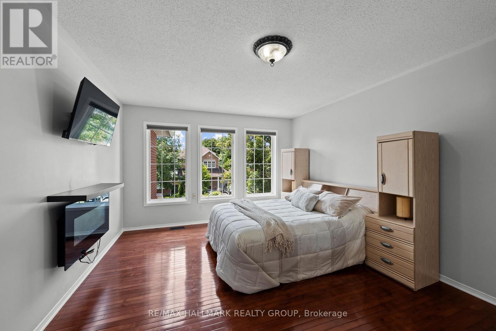 2104 Sandy Oaks Drive, Ottawa, ON - Indoor Photo Showing Bedroom