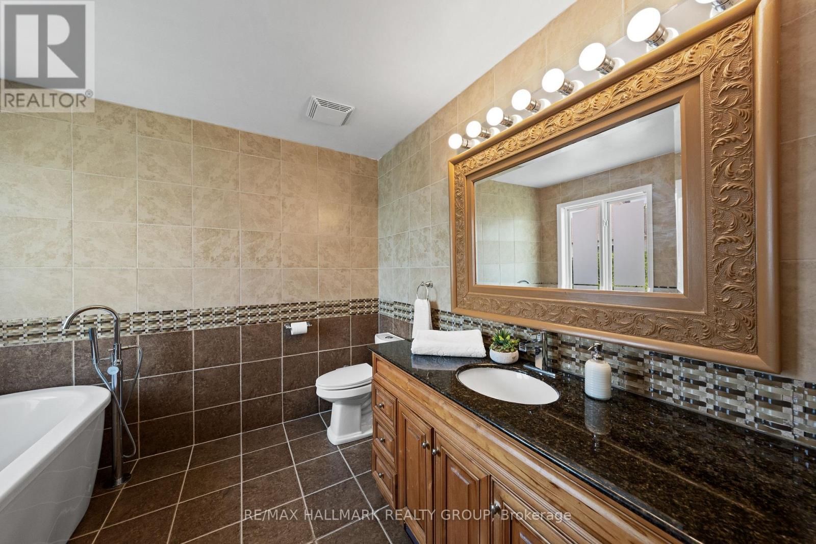 2104 Sandy Oaks Drive, Ottawa, ON - Indoor Photo Showing Bathroom
