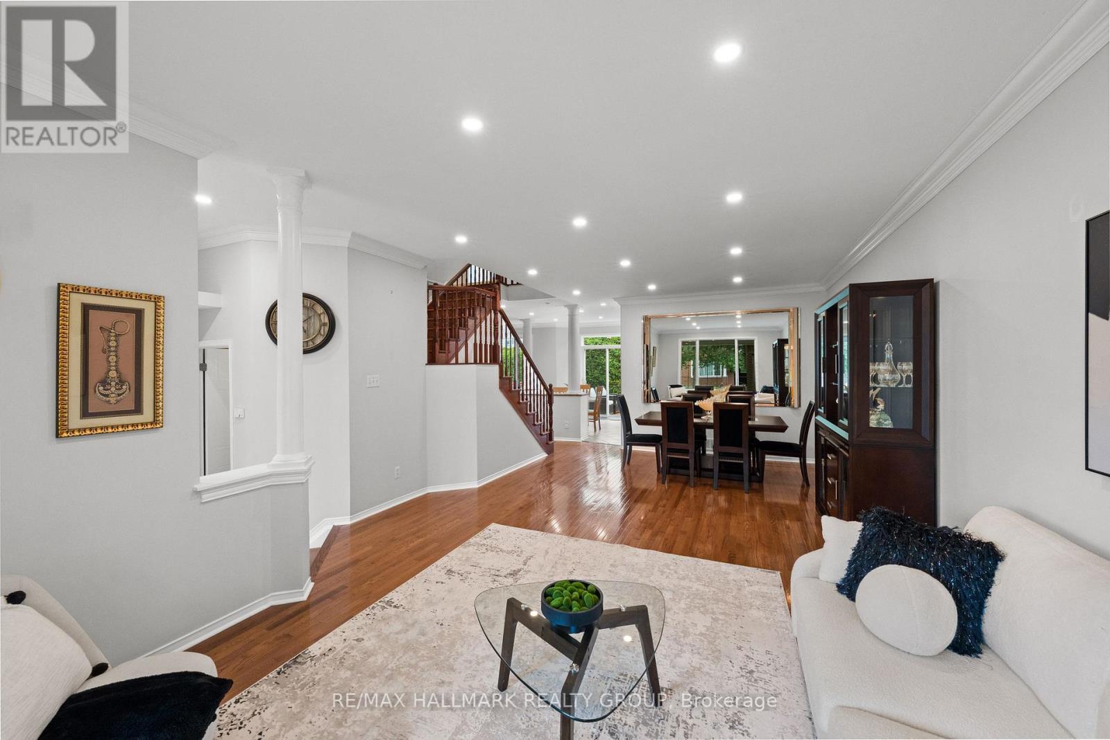 2104 Sandy Oaks Drive, Ottawa, ON - Indoor Photo Showing Living Room