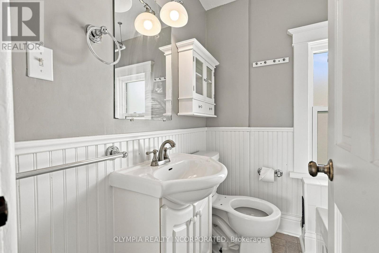 14 Bond Street, St. Catharines (Downtown), ON - Indoor Photo Showing Bathroom