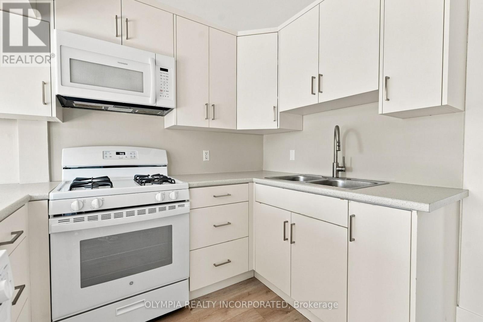 14 Bond Street, St. Catharines (Downtown), ON - Indoor Photo Showing Kitchen With Double Sink