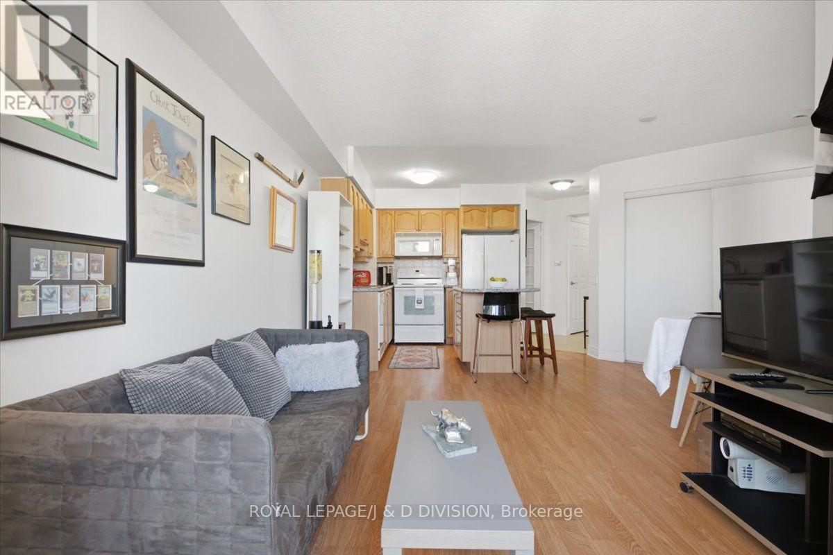 828 - 80 Harrison Garden Boulevard, Toronto, ON - Indoor Photo Showing Living Room