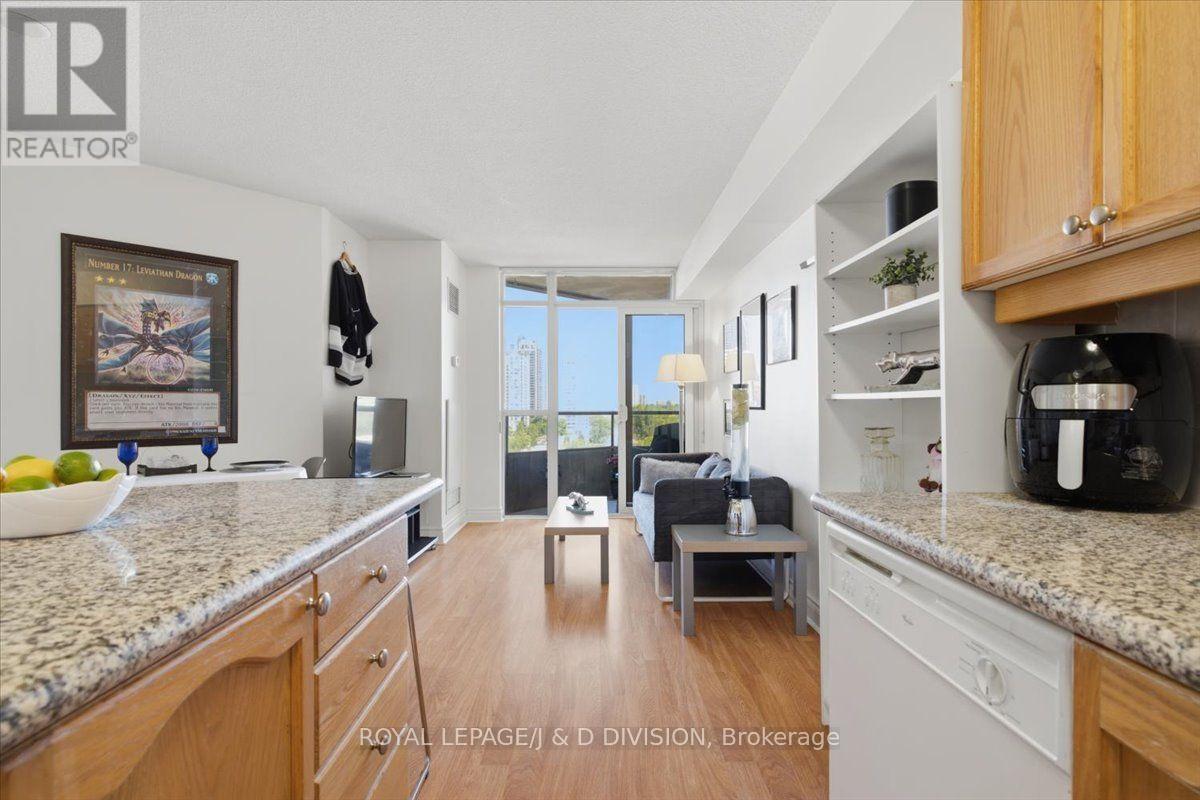 828 - 80 Harrison Garden Boulevard, Toronto, ON - Indoor Photo Showing Kitchen