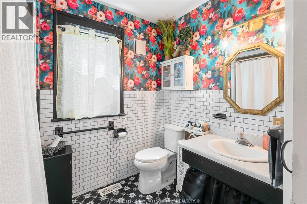 1220 Bruce Avenue, Windsor, ON - Indoor Photo Showing Bathroom