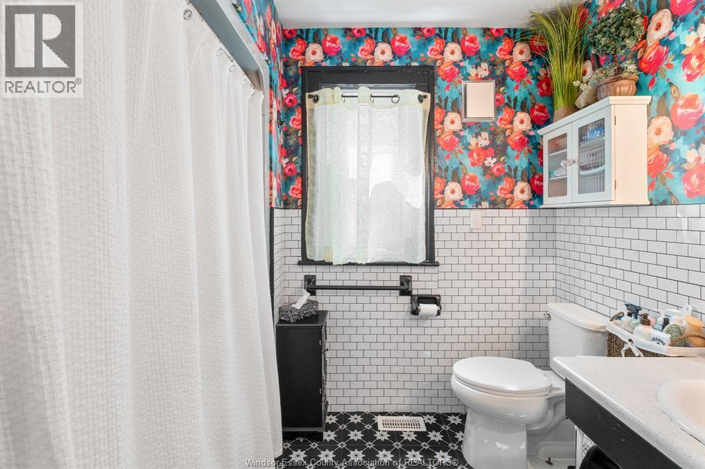 1220 Bruce Avenue, Windsor, ON - Indoor Photo Showing Bathroom