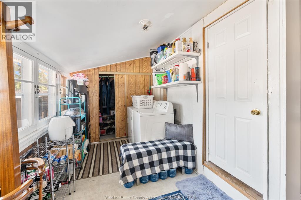 1220 Bruce Avenue, Windsor, ON - Indoor Photo Showing Laundry Room