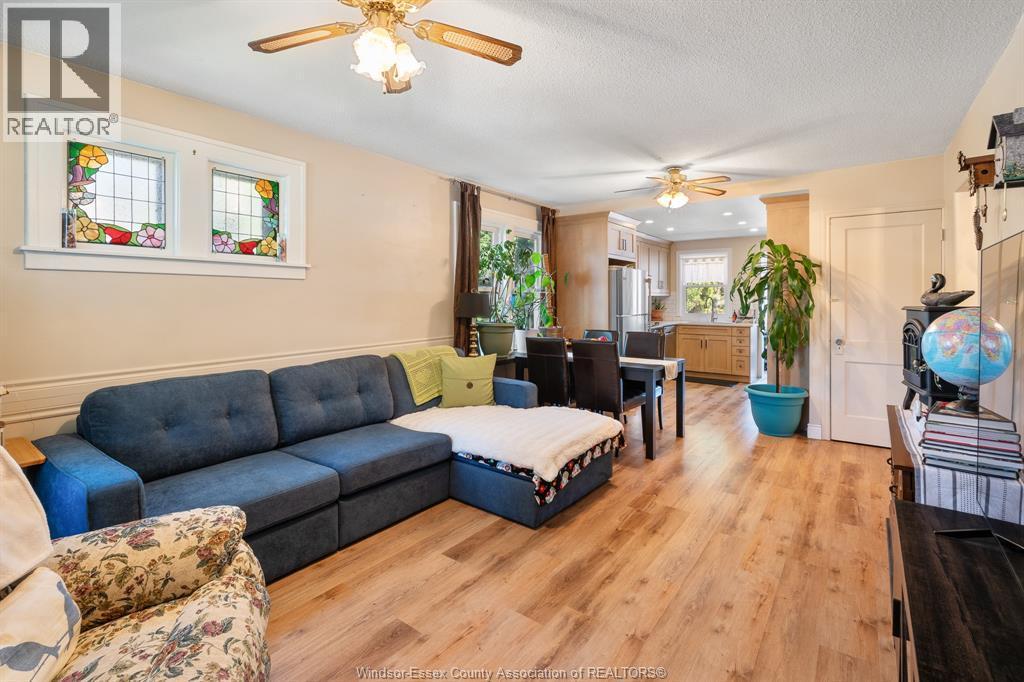 1220 Bruce Avenue, Windsor, ON - Indoor Photo Showing Living Room