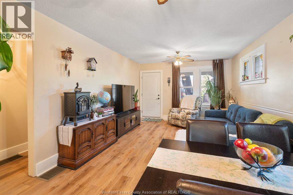 1220 Bruce Avenue, Windsor, ON - Indoor Photo Showing Living Room