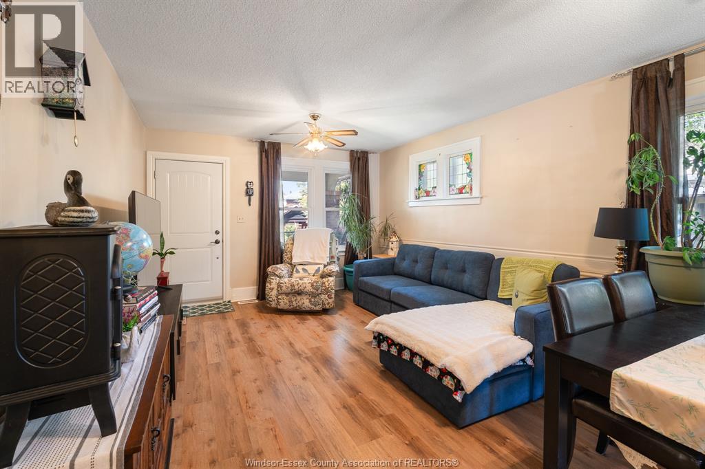 1220 Bruce Avenue, Windsor, ON - Indoor Photo Showing Living Room