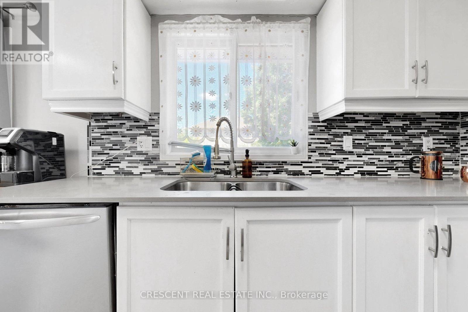 46 Pearson Drive, Hamilton, ON - Indoor Photo Showing Kitchen With Double Sink With Upgraded Kitchen
