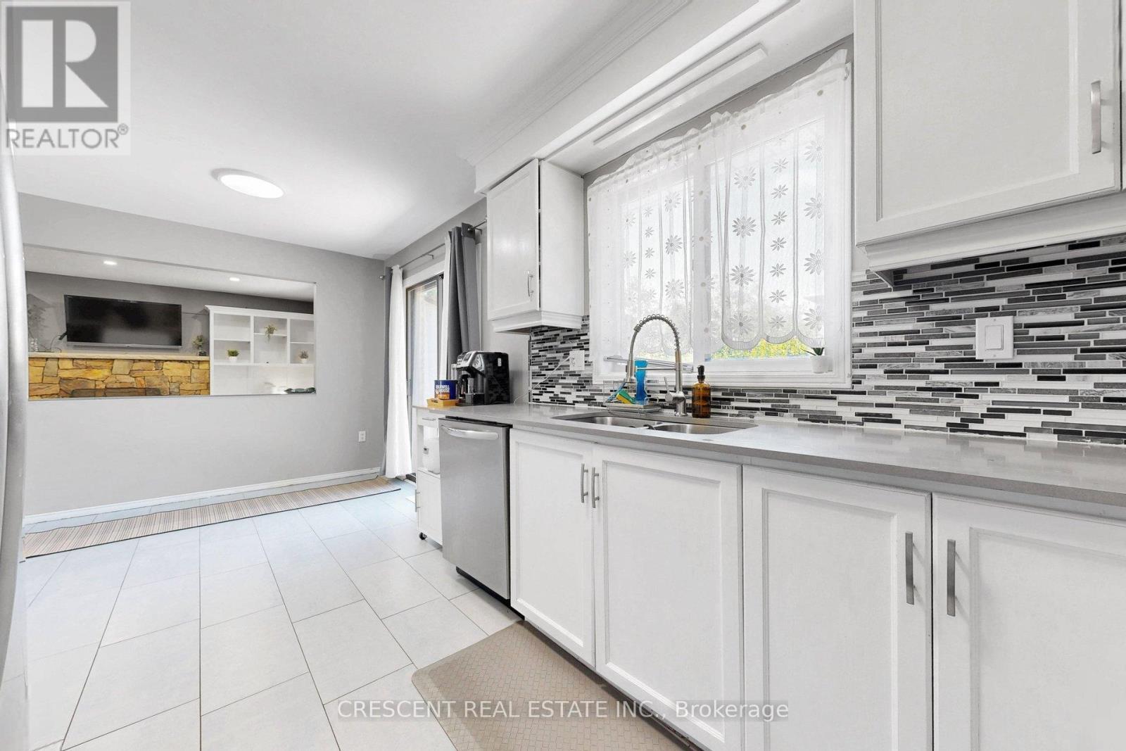 46 Pearson Drive, Hamilton, ON - Indoor Photo Showing Kitchen With Double Sink