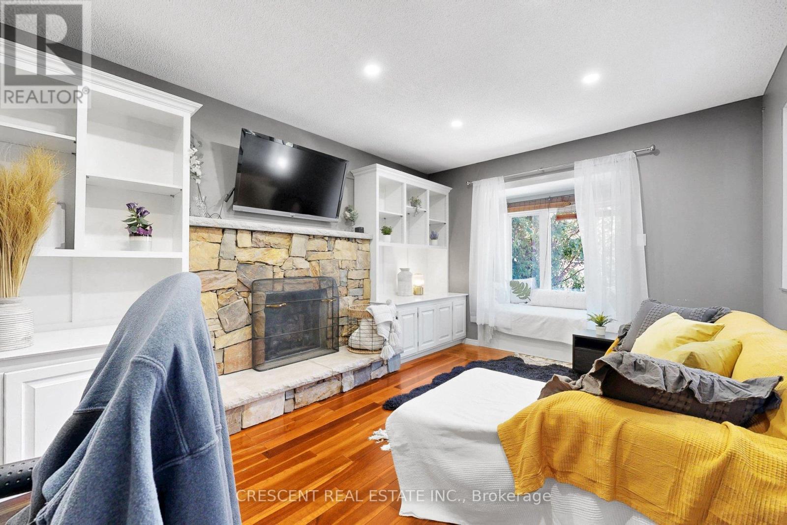 46 Pearson Drive, Hamilton, ON - Indoor Photo Showing Living Room With Fireplace