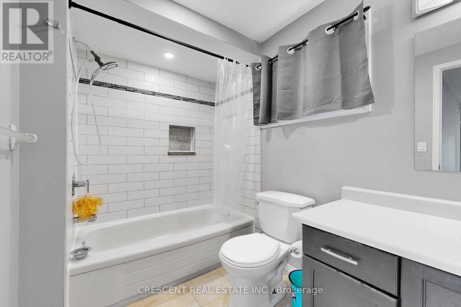 46 Pearson Drive, Hamilton, ON - Indoor Photo Showing Bathroom